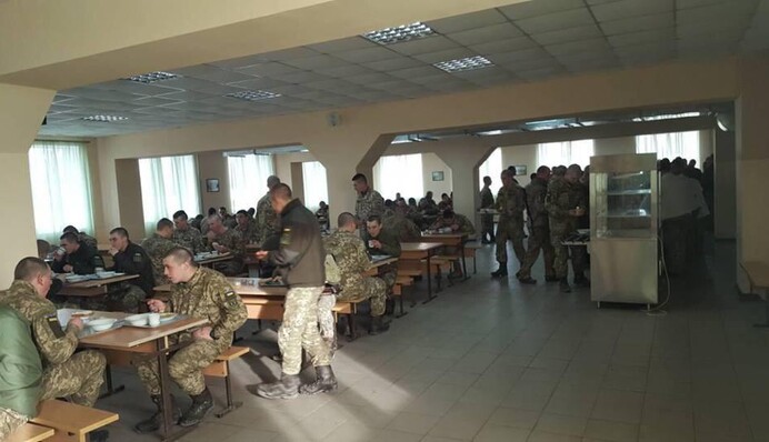 Опасный блеф: в сети рассказали, что не так с питанием украинских военных