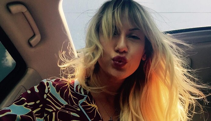 Без трусиков: украинские телеведущие повеселили сеть пикантной сценой в отеле