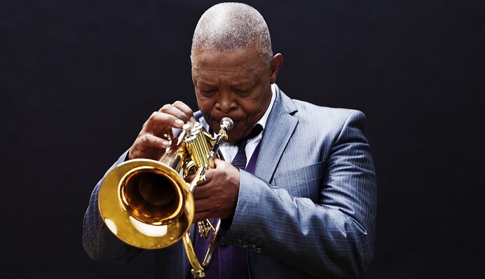 Умер легендарный джазовый музыкант: лучшие песни Хью Масекела