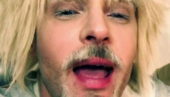 Сошел с ума: украинский певец удивил сети фото и видео