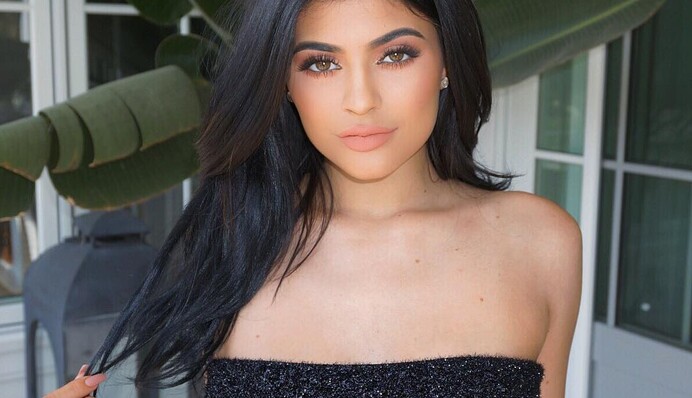 Кайли Дженнер показала фото новорожденной дочери и назвала ее имя