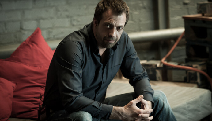 В России избили популярного телеведущего: опубликовано видео