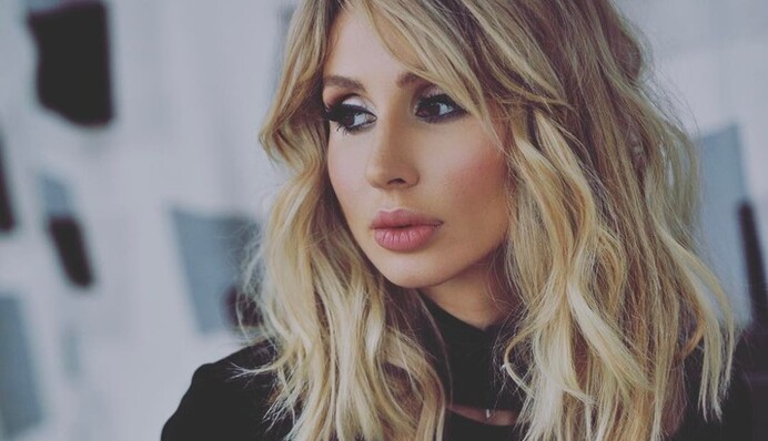 Смерть ходячая: поющая в России украинка удивила поклонников жутким нарядом