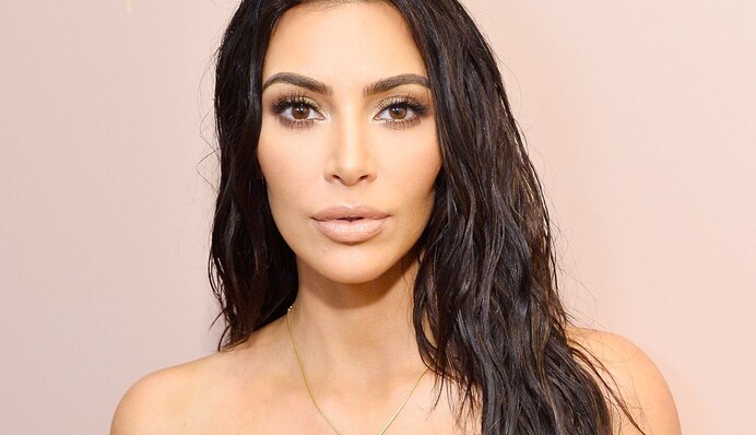 Знаменитая многодетная мать похвасталась горячим фото в крошечном бикини