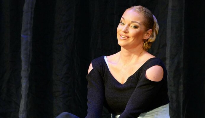 Мозги пропила: российская балерина шокировала сети фото с любовником и дочерью