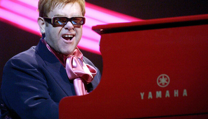 Элтону Джону едва не выбили зубы на концерте: опубликовано видео