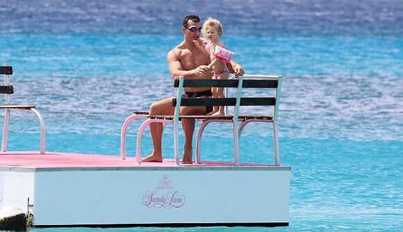 Кличко и Панеттьери проводят каникулы с дочкой на Барбадосе: опубликованы фото