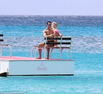 Кличко и Панеттьери проводят каникулы с дочкой на Барбадосе: опубликованы фото