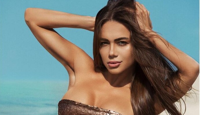 Знаменитую модель Playboy зарезали на глазах у маленькой дочери