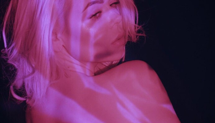 Сбежавшая в Россию украинская певица похвасталась фото в нижнем белье и без