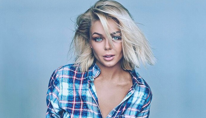 Сбежавшая в Россию певица похвасталась наградой: опубликовано фото