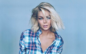 Сбежавшая в Россию певица похвасталась наградой: опубликовано фото