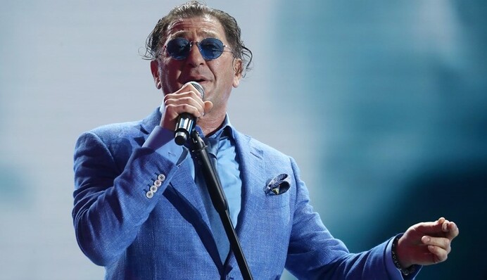 Как помоечный бомж: в России раскритиковали любимого певца Путина