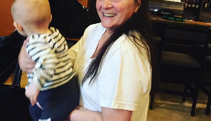 Сеть умилилило видео внучки легендарной украинской певицы с котом