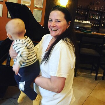 Сеть умилилило видео внучки легендарной украинской певицы с котом