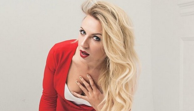 Украинская звезда похвасталась пикантным фото в бассейне