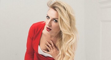 Украинская звезда похвасталась пикантным фото в бассейне