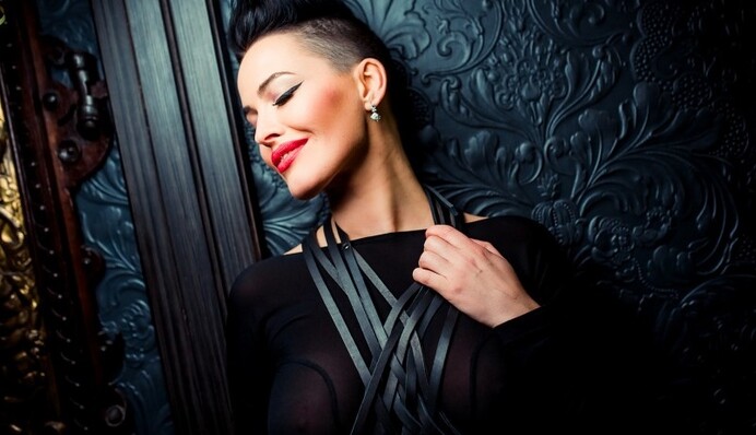 Украинская певица поделилась пикантными фото в белье