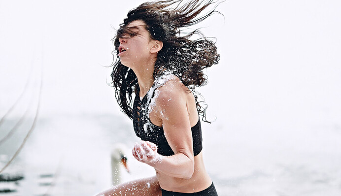 Снег, лебеди и девушка в купальнике: украинская певица порадовала яркими фото