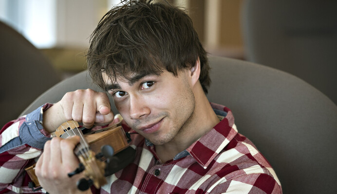 Победитель Евровидения во второй раз выступит на конкурсе: видео песни