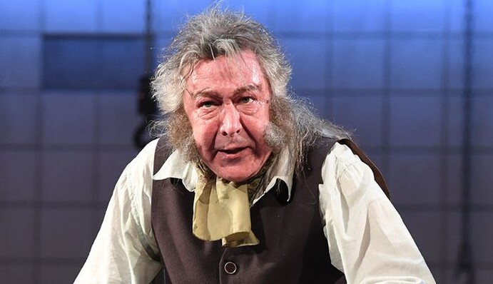 В сеть выложили видео с матерящимся на сцене российским актером