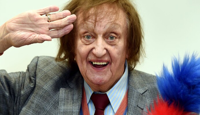 Умер известный британский комик: фото и биография актера