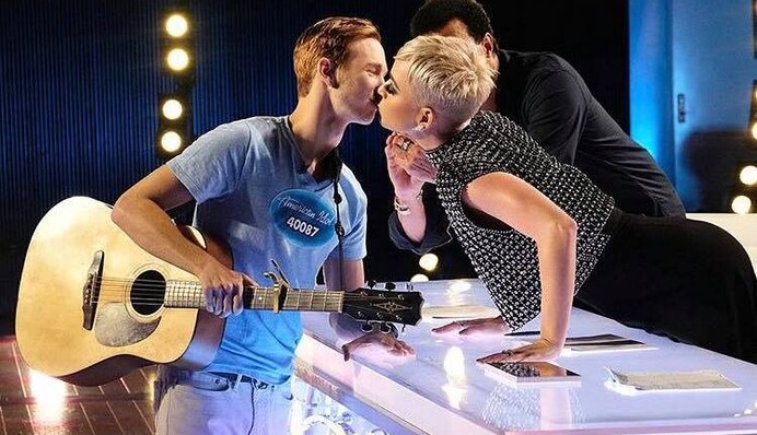 Известная певица подарила первый поцелуй участнику талант-шоу: опубликовано видео