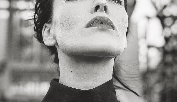 Украинская певица снялась в пикантной фотосессии на крыше