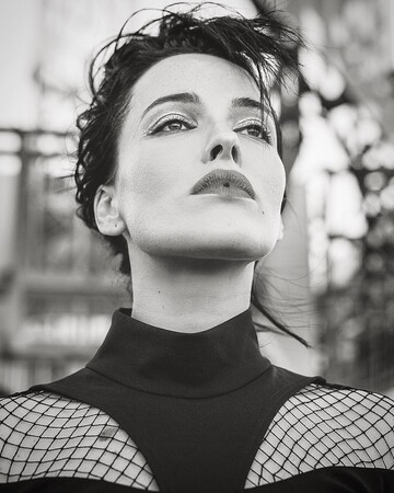 Украинская певица снялась в пикантной фотосессии на крыше