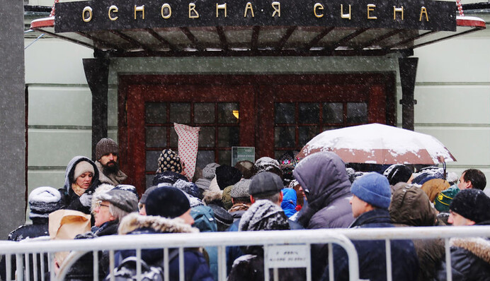 Гроб с телом Табакова взяли под усиленную охрану: опубликовано видео