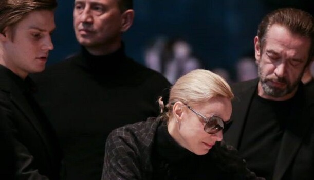 ​Родственники прощаются с Табаковым: фото безутешной вдовы и сына у гроба актера