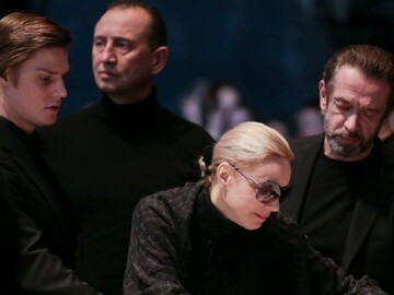 ​Родственники прощаются с Табаковым: фото безутешной вдовы и сына у гроба актера