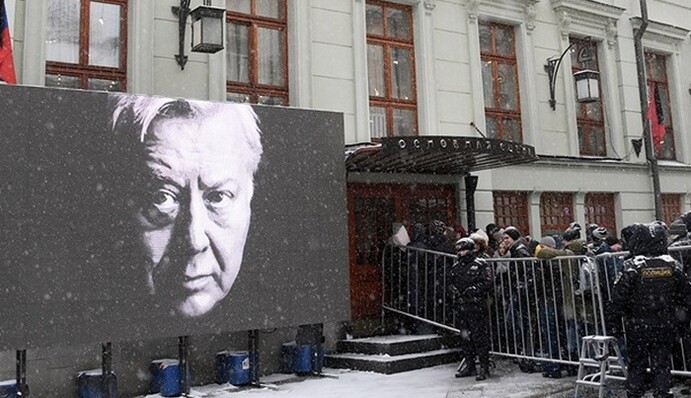 Гроб с телом Табакова провели на кладбище аплодисментами и криками 