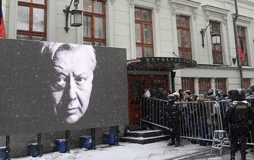 Гроб с телом Табакова провели на кладбище аплодисментами и криками 