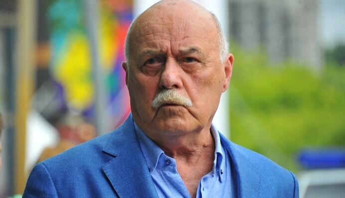 Обвиненный в сексуальных домогательствах российский режиссер попал в больницу