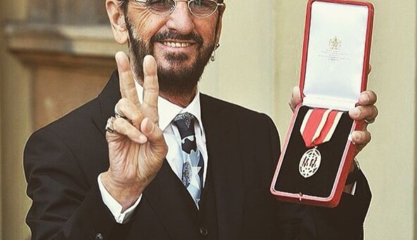 Принц Уильям посвятил Ринго Старра в рыцари: опубликованы фото