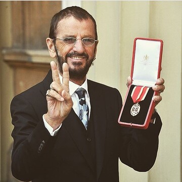 Принц Уильям посвятил Ринго Старра в рыцари: опубликованы фото