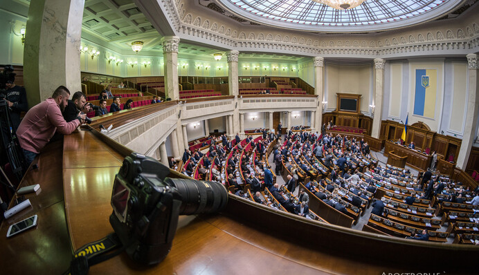 Влада проти борців з корупцією: Банкову впіймали на 