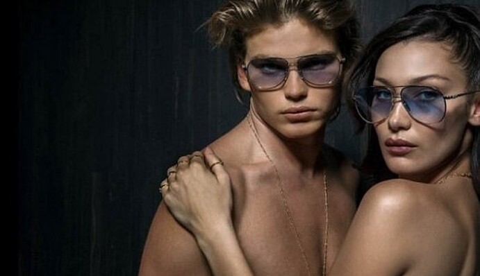 Известная модель обнажилась в пикантной фотосессии