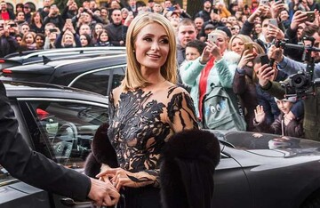 Работа, автографы и голые плечи: появились новые фото и видео Пэрис Хилтон в Украине