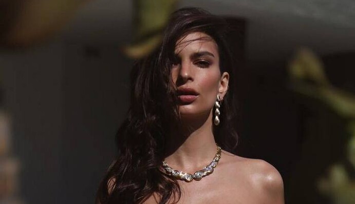 Горячая красотка: известная модель взбудоражила сети фото топлес