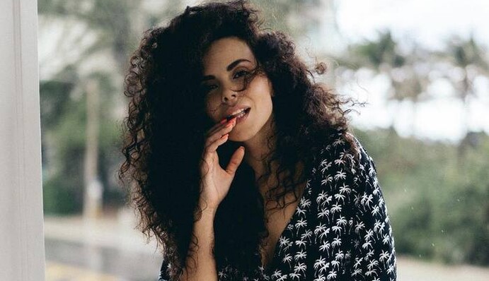 Каменских взволновала поклонников горячими фото в бикини