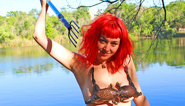 Девушка сделала бикини из мертвых лягушек: впечатляющие фото