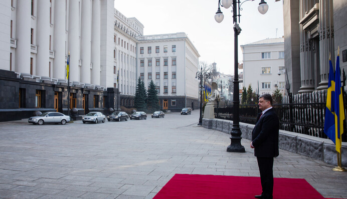 Украина разрывает дружбу с Россией, но не полностью: что задумали у Порошенко