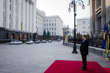 Украина разрывает дружбу с Россией, но не полностью: что задумали у Порошенко