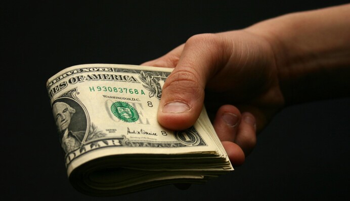 Сірники за 500 грн і мільйони не у валізах: найбільш зухвалі та хитрі схеми українських хабарників