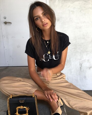 Известная модель намекнула на беременность: опубликовано фото