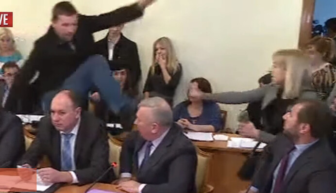 ​Соцсети бурно отреагировали на потасовку Парасюка с СБУшником