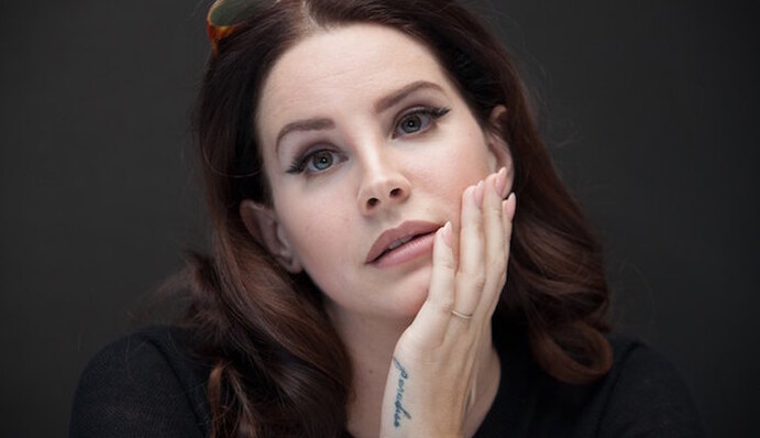 На известную певицу напали во время концерта: опубликовано видео