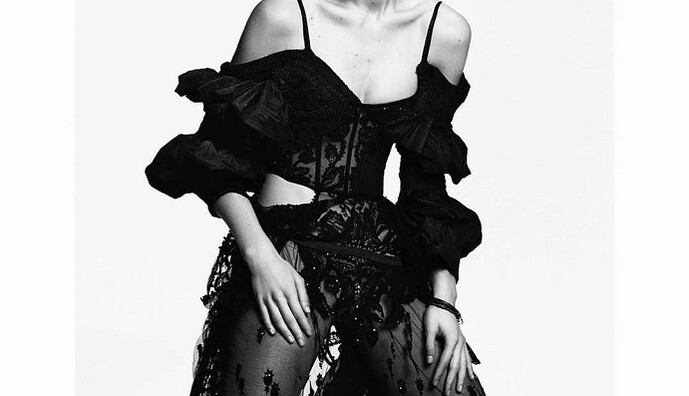 Длинноногая Джиджи Хадид снялась для японского Vogue: яркие фото